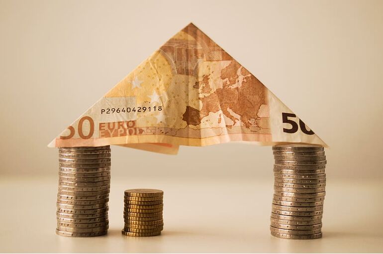 bank-notes-budget-capitalism-cash